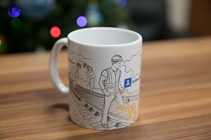 Белая кружка для кофе с ярким рисунком